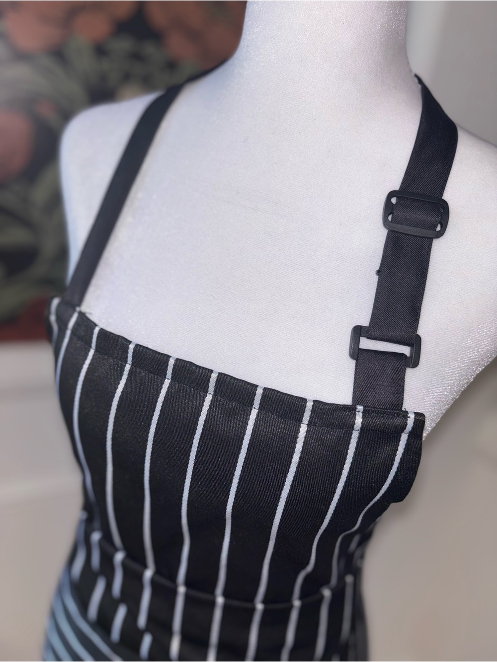NWOT Adjustable Black Pinstripe Apron Chef Kitchen - Picture 6 of 7